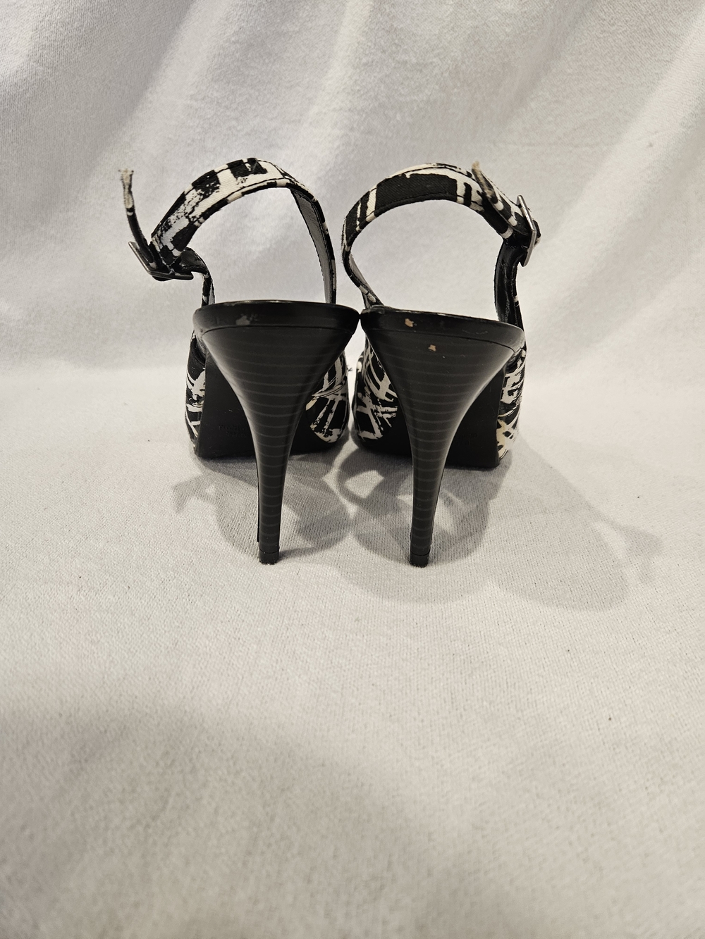 Apt. 9 Arden Black & White Graphic Slingback Peep-Toe Heels 6 - Picture 4 of 9